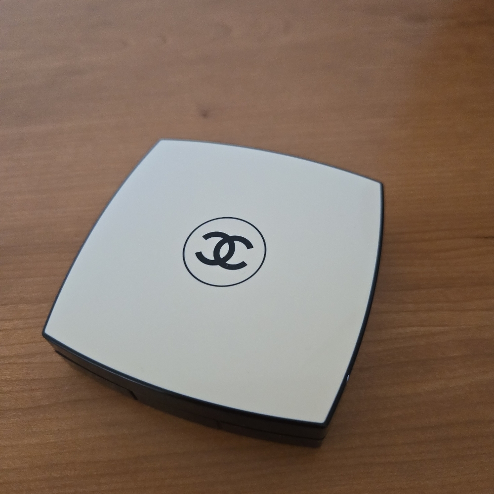 CHANEL Compact Mirror Case in White and Black